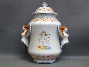 vaso biansato con putto, ceramica di Faenza stile Compendiario