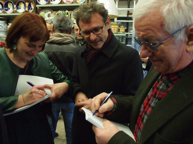Gino Suzzi e la figlia Elisa firmano il libro al vicesindaco Massimo Isola