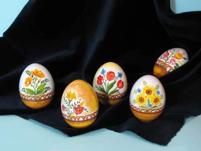 2024 easter eggs painted with flowers